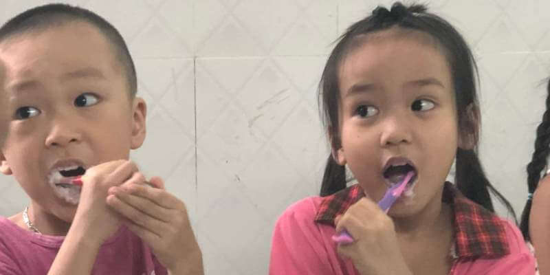 2 maanden Vietnam leren tandenpoetsen