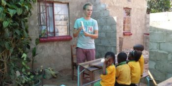 Zambia vrijwilligerswerk Livingstone Sander geeft les