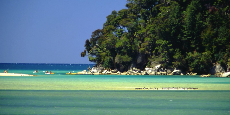 Uitzicht op bay islands in Nieuw-Zeeland