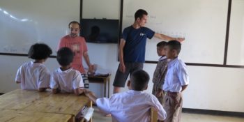 Thailand Olifantenproject lesgeven op school foto Lidy