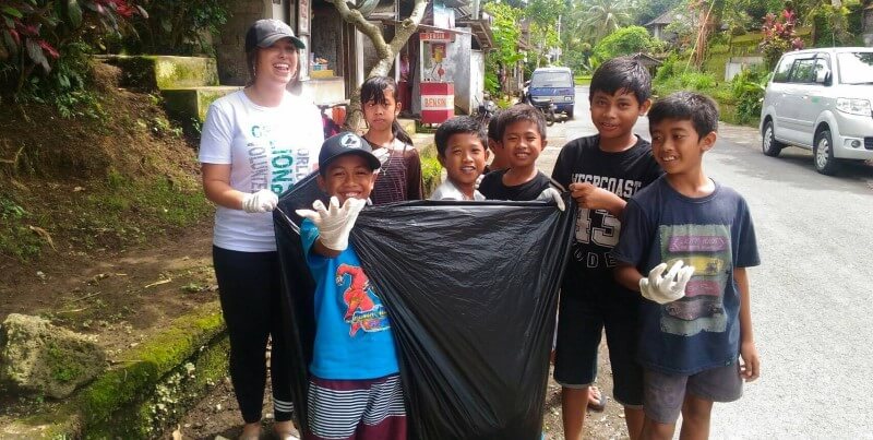 Bali vrijwilligerswerk en cultuur platsic verzamelen
