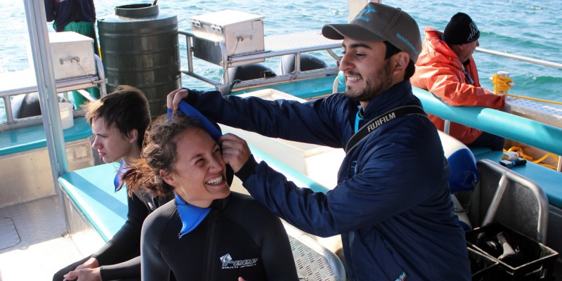 Zuid-Afrika-MArine-Conservation-Gansbaai-Assisting-clients-with-wetsuits