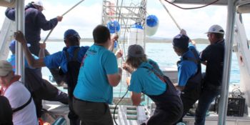 Zuid-Afrika-Marinse-Conservation-Gansbaai-Assisting-crew-on-board
