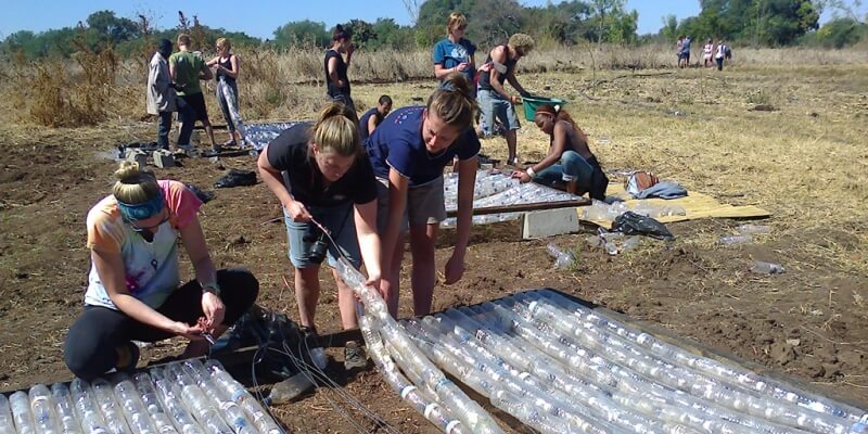 Zambia Eco bricking flessen rijgen