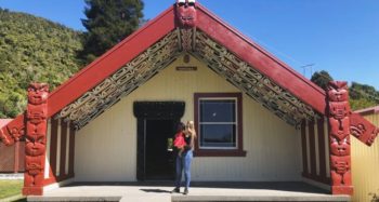 Nieuw-Zeeland Whakatane Highschool Lotte bij Maori huis