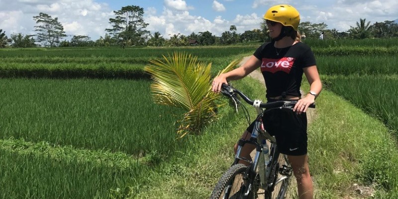 Eline terug uit Bali op de fiets