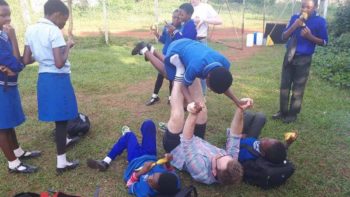 Koen in Swaziland spelen met de kids
