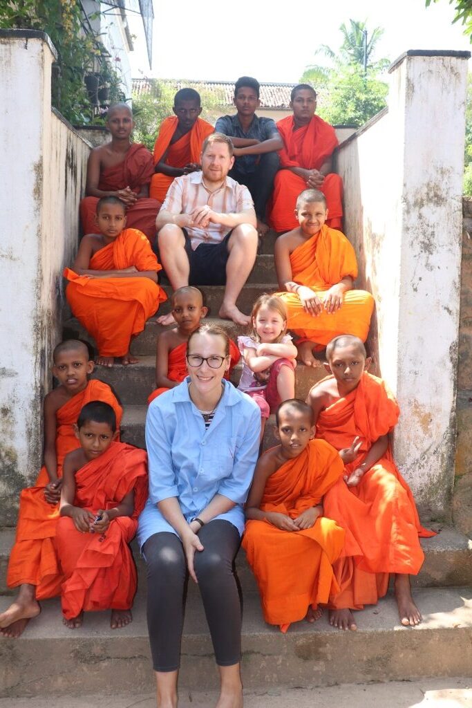 Lesgeven monks Sri Lanka 1