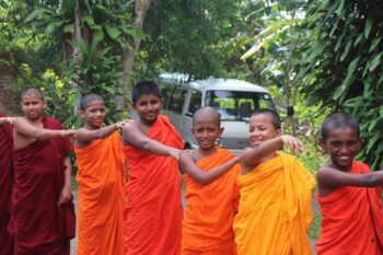 Lesgeven monks Sri Lanka 2