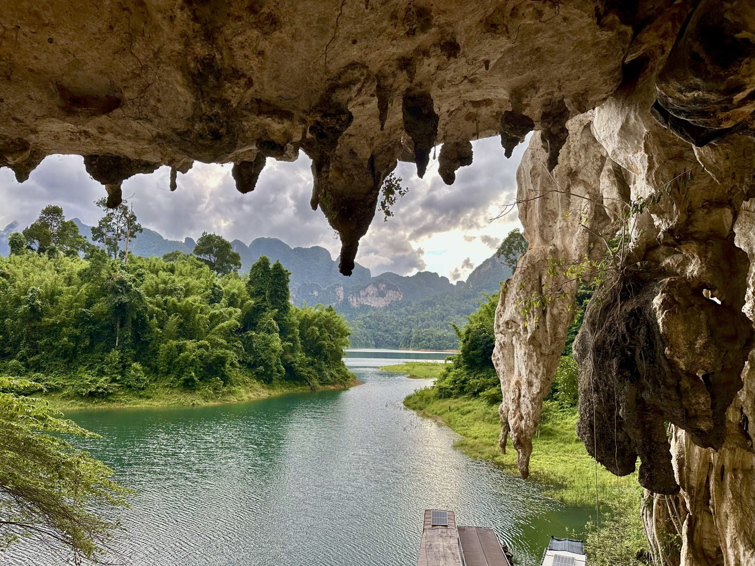 Uitzicht vanuit een grot over de rivier en jungle bij Khao Sok