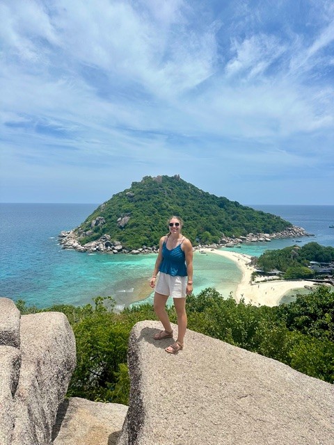 uitkijkpunt in thailand boven op een berg met uitzicht op de oceaan